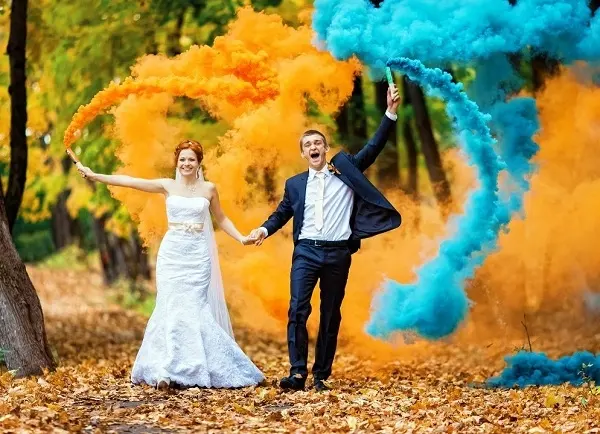 Свадебные фотографии с цветным дымом